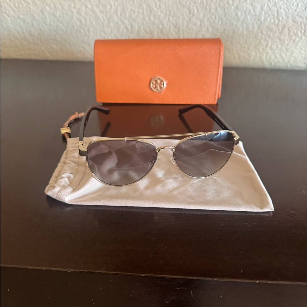 Brand new glasses never wear come with the box beautiful.